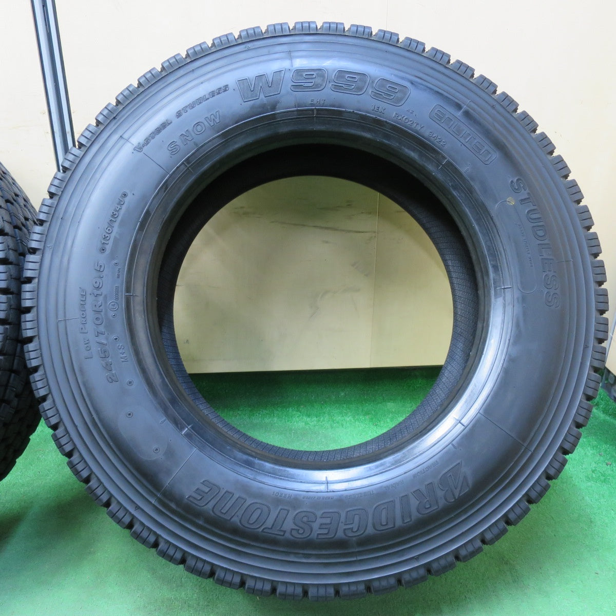 [送料無料] バリ溝！22年！9.5分★トラック タイヤ 245/70R19.5 136/134J スタッドレス ブリヂストン W999 19.5インチ★4102002イスタ