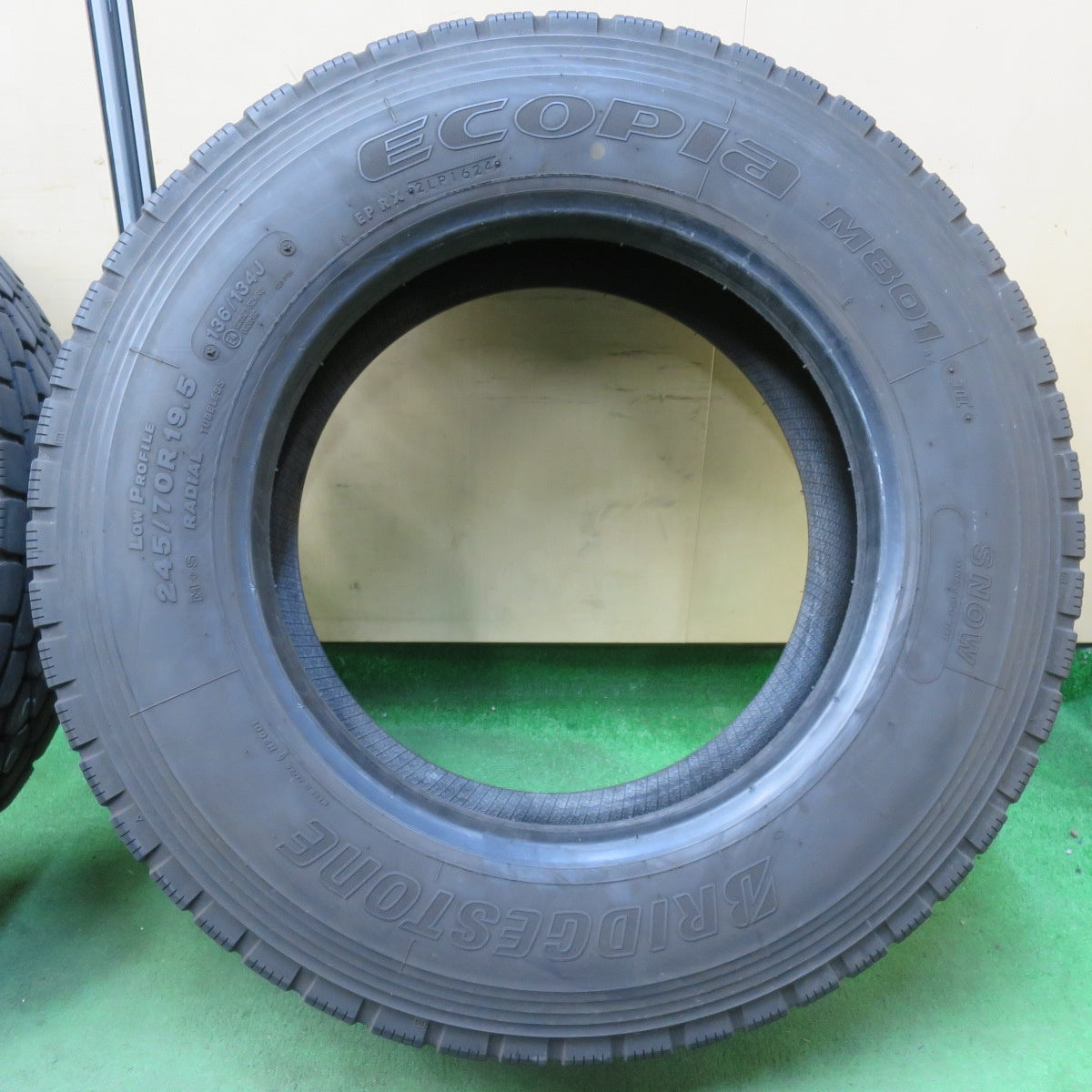 [送料無料] バリ溝！24年！9分★トラック タイヤ 245/70R19.5 136/134J ブリヂストン エコピア M801Ⅱ ミックス オールシーズン 19.5インチ★5012108イスタ