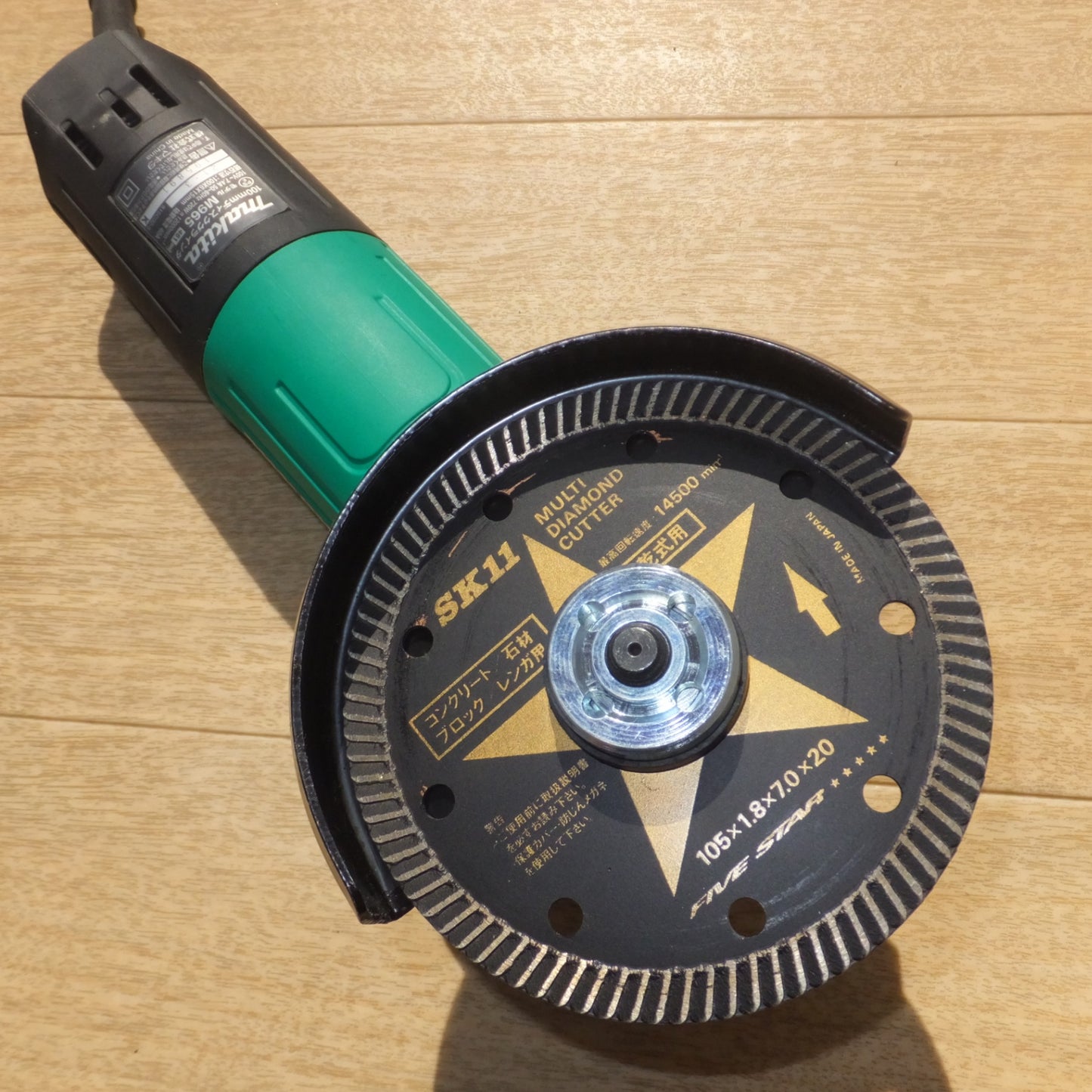 [送料無料] キレイ★マキタ makita 100mm ディスクグラインダ M965　100V～ 7.4A 50-60Hz 720W★