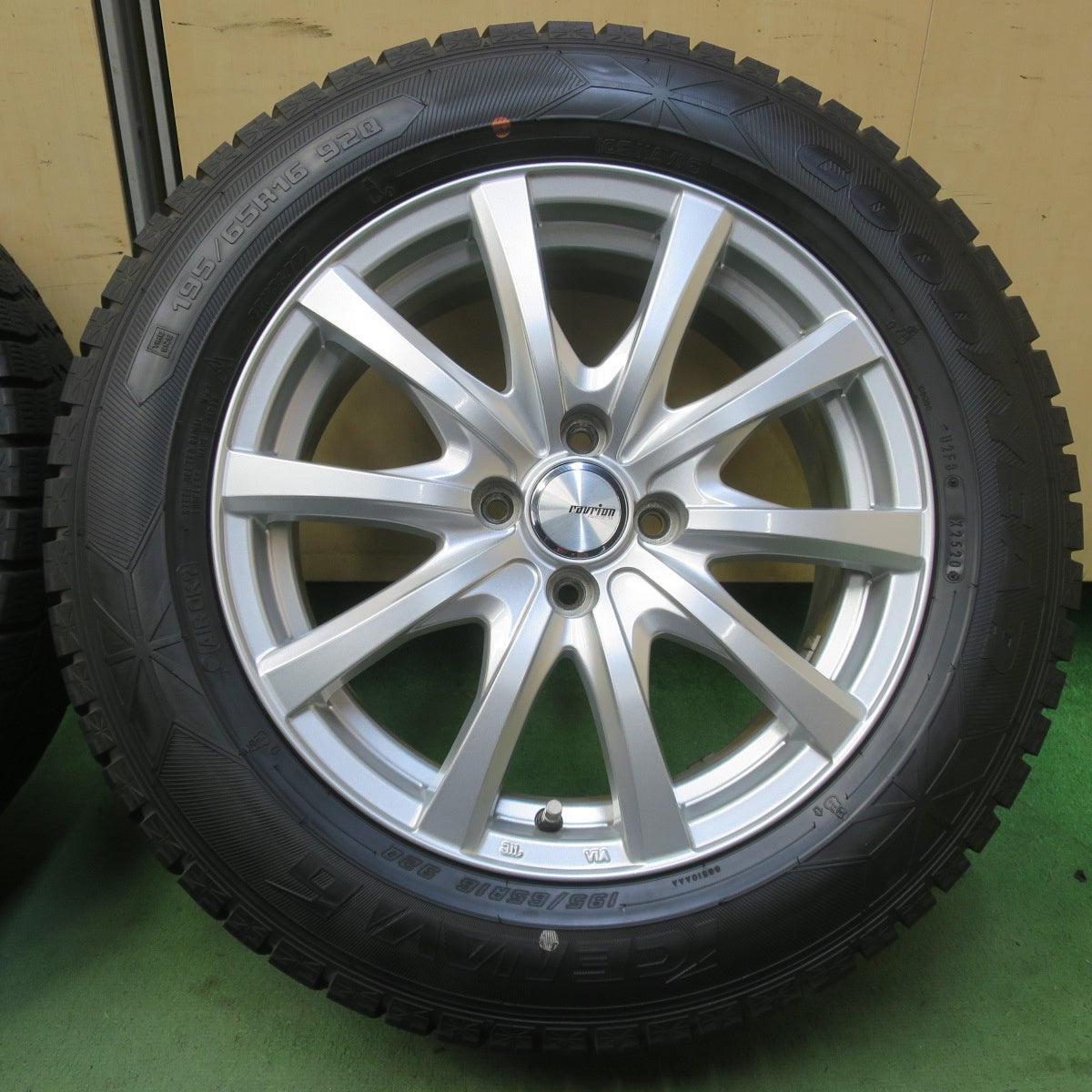 バリ溝！キレイ！8.5分◎スタッドレス 195/65R16 グッドイヤー アイスナビ6 ravrion RS01 ラブリオン 16インチ PCD100/4H◎6102012イス