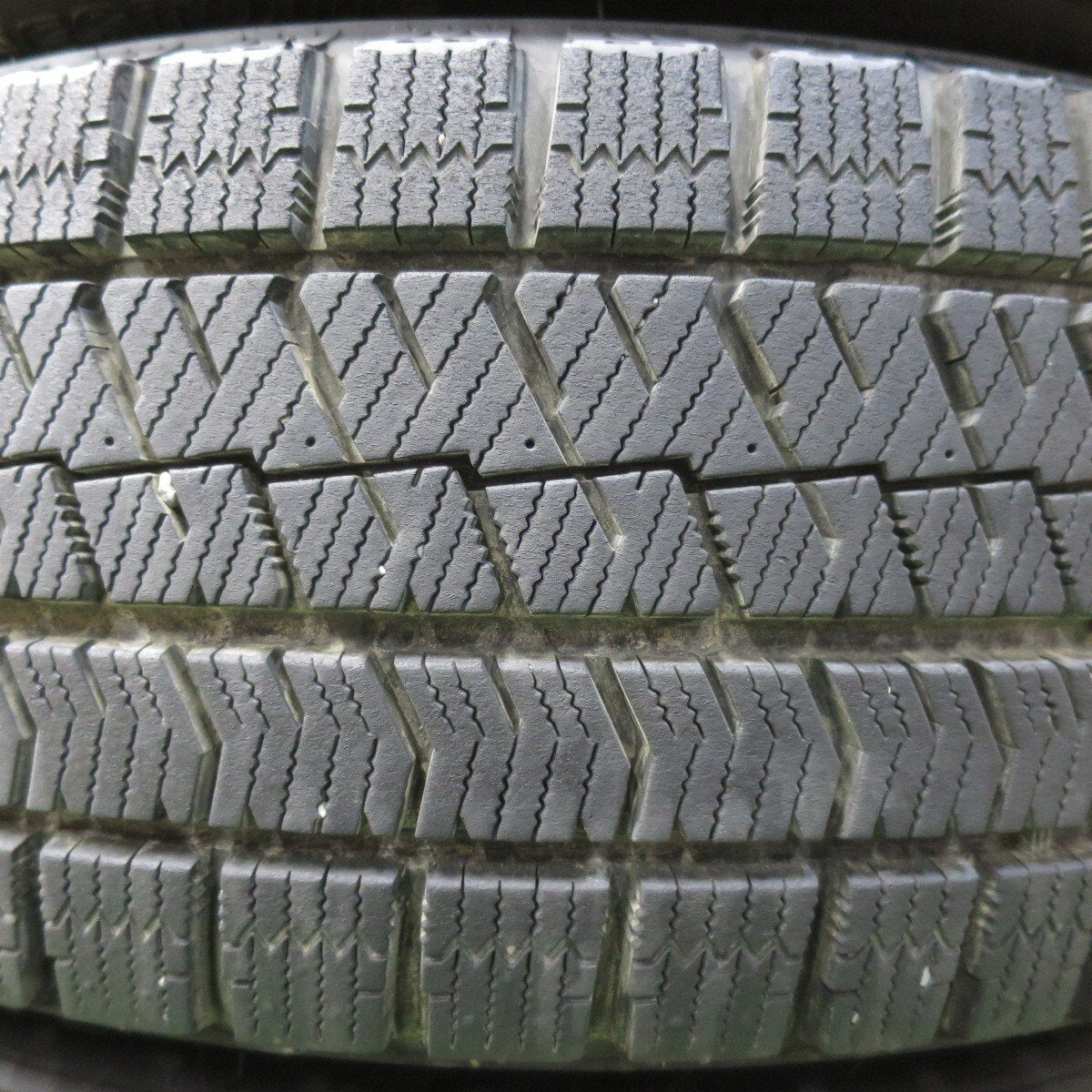 バリ溝！22年！キレイ！9.5分★スタッドレス 205/65R16 ブリヂストン ブリザック VRX2 ECO FORME エコフォルム 16インチ PCD114.3/5H★5031210イス