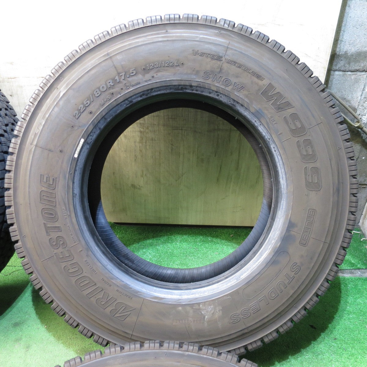 *送料無料* バリ溝！23年！9.5分★トラック タイヤ 225/80R17.5 123/122L スタッドレス ブリヂストン W999 17.5インチ★4032504クスタ
