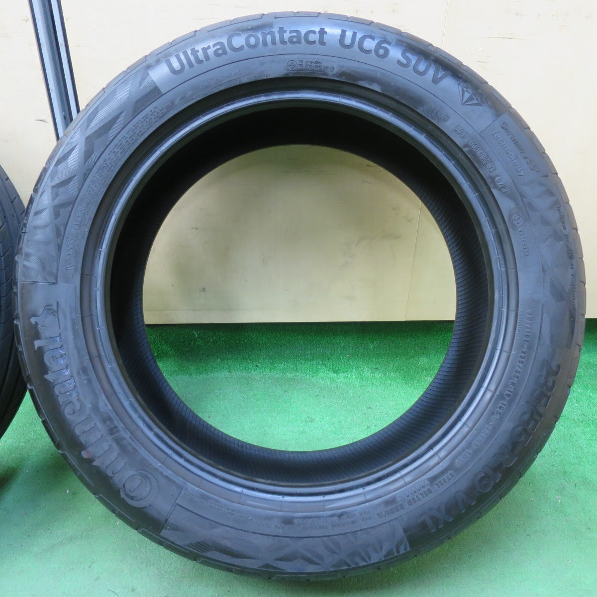 [送料無料] バリ溝！23年！8.5分！2本★235/55R19 コンチネンタル ウルトラコンタクト UC6 SUV タイヤ 19インチ レクサス RX RAV4 エクストレイル等★5021403イノタ