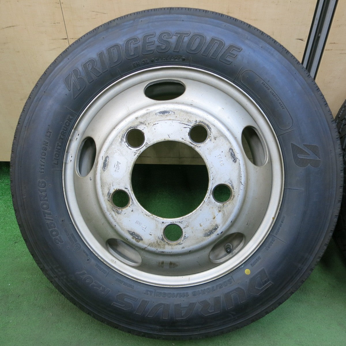 [送料無料] タイヤ未使用！24年★トラック タイヤ 205/70R16 111/109N ブリヂストン デュラビス R207 TOPY スチール 16インチ DURAVIS PCD203.2/5H★5030801ナノ