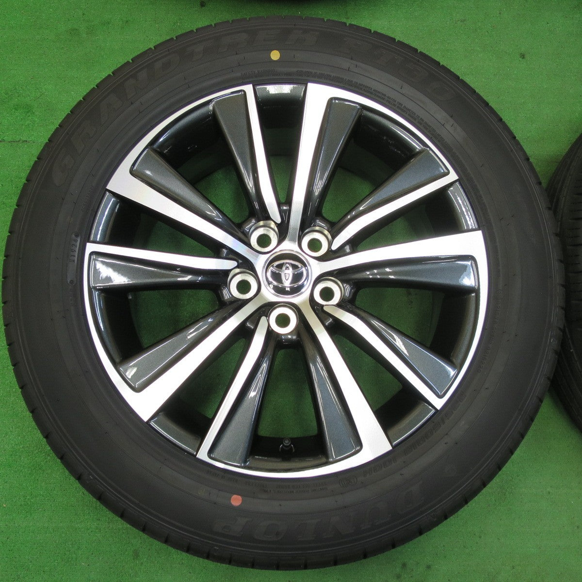 *送料無料* 新車外し！24年★トヨタ 80系 ハリアー Gグレード 純正 225/60R18 ダンロップ グラントレック PT30 18インチ PCD114.3/5H★4072208イノ