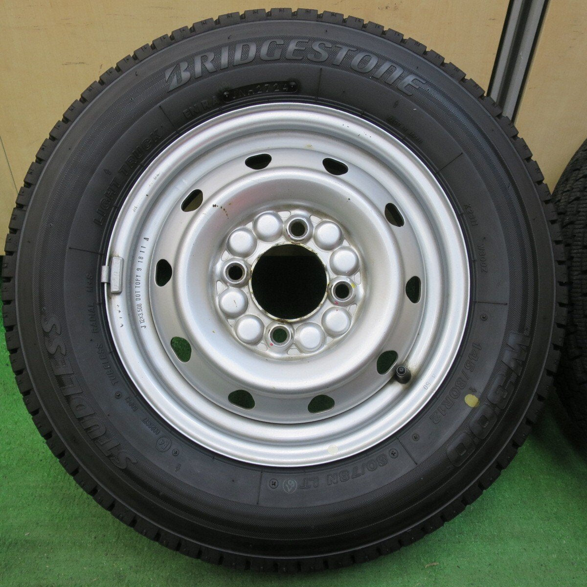 バリ溝！24年！9.5分以上★スタッドレス 145/80R12 80/78N ブリヂストン W300 TOPY スチール 12インチ PCD100/4H★5011304イス