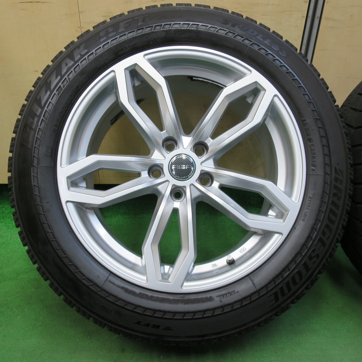 [送料無料] バリ溝！キレイ！8.5分★BMW 等 AGA Welt ヴェルト 225/60R18 スタッドレス ブリヂストン ブリザック RFT 18インチ PCD112/5H★4102201イス