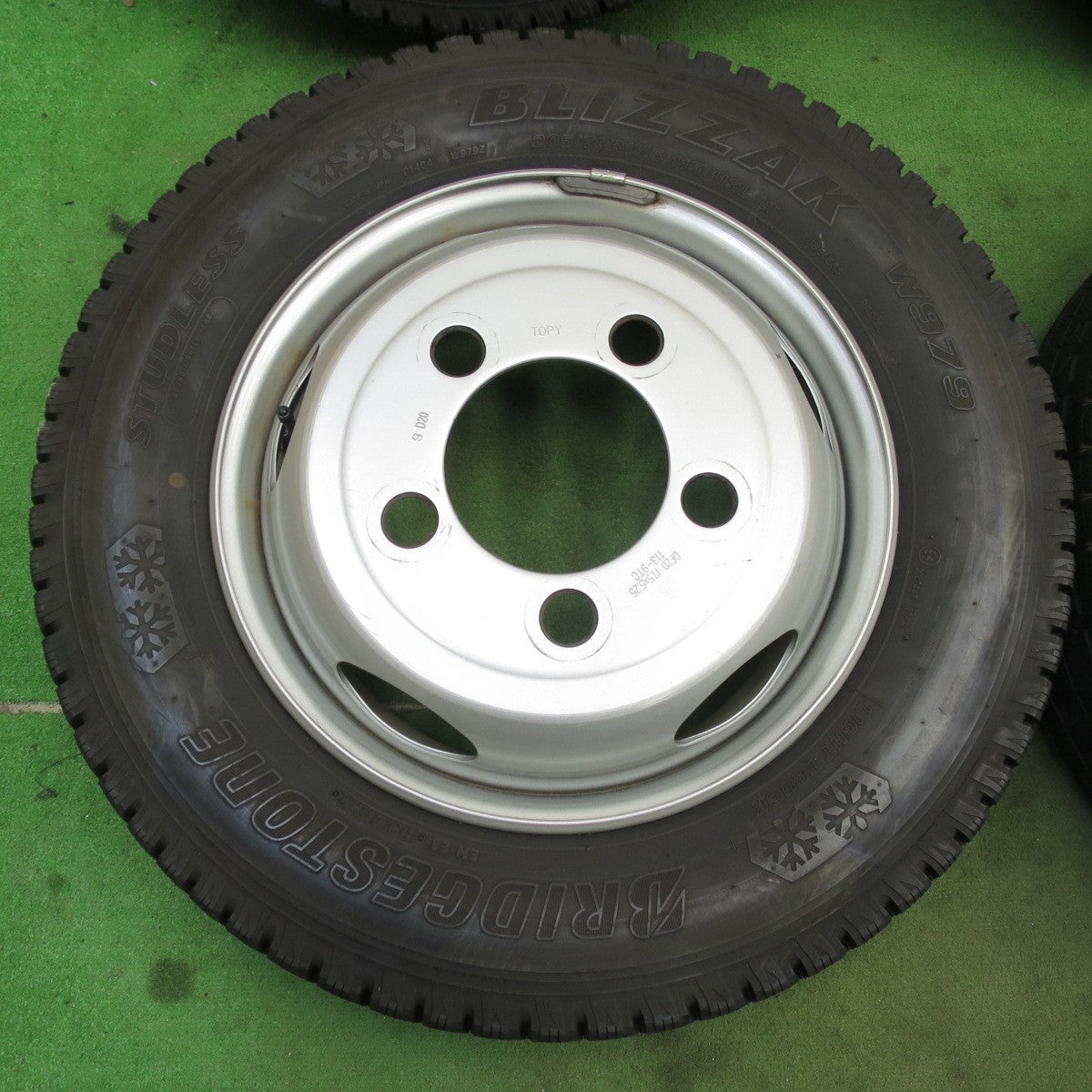 バリ溝！22年！キレイ！9分！6本★トラック 205/70R17.5 115/113L スタッドレス ブリヂストン ブリザック W979 TOPY スチール ホイール 113-9TC 17.5インチ PCD203.2/5H★6020601ナス