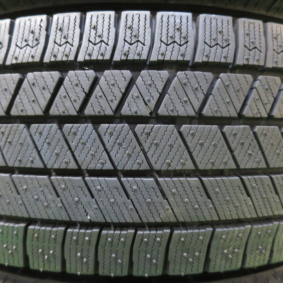 [送料無料] バリ溝！21年！ほぼ10分★スタッドレス 205/60R16 ブリヂストン ブリザック VRX3 タイヤ 16インチ ノア ヴォクシー 等★4112903イスタ