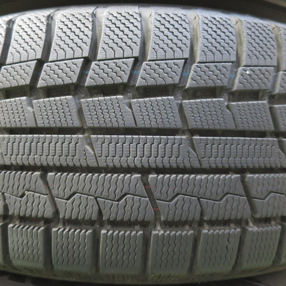 バリ溝！22年！キレイ！9.5分以上★スタッドレス 225/60R18 トーヨー ウインター トランパス TX Exceeder エクシーダー 18インチ PCD114.3/5H★5042402イス