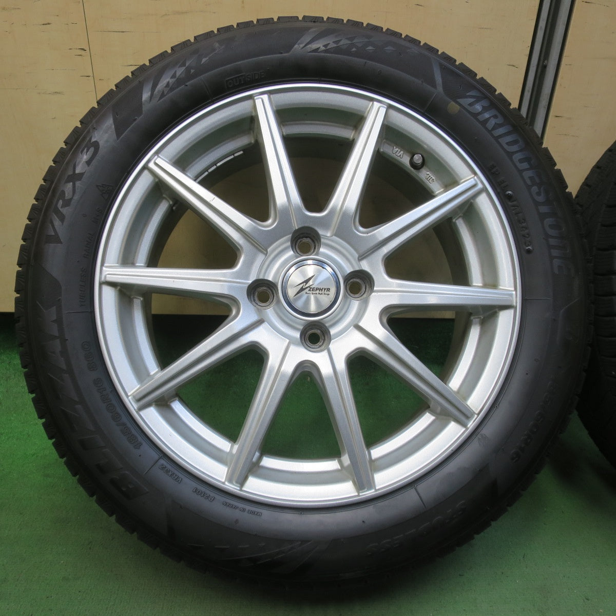 バリ溝！23年！9分★スタッドレス 185/60R16 ブリヂストン ブリザック VRX3 ZEPHYR ゼファー 16インチ PCD100/4H★6041708イス