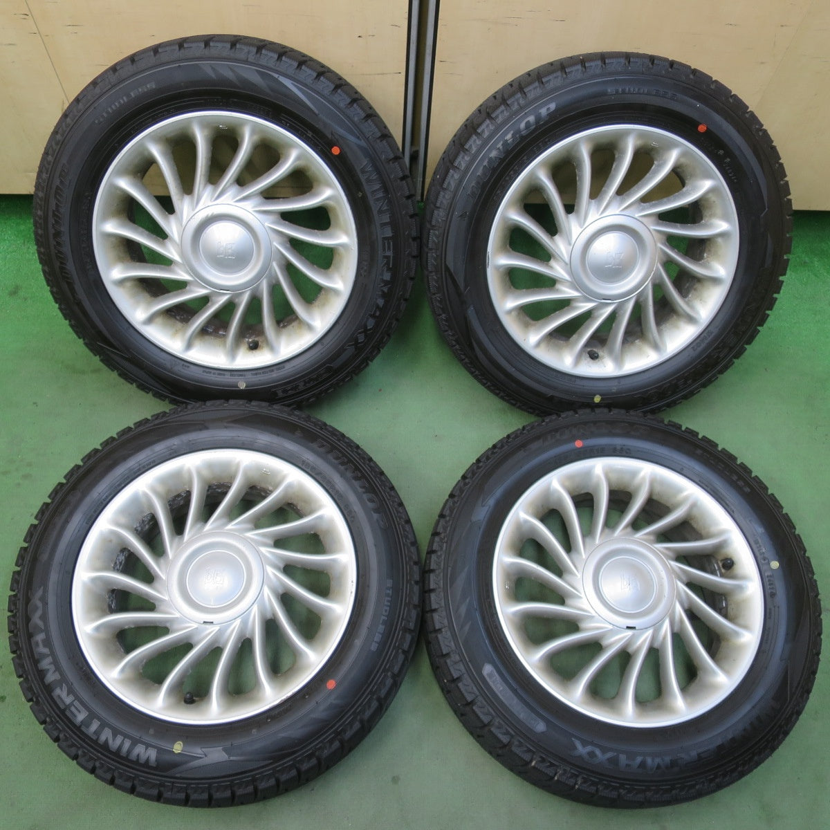 ほぼ未使用！24年★トヨタ bB 純正 185/65R15 スタッドレス ダンロップ ウインターマックス WM02 15インチ PCD100/4H★6042904イス