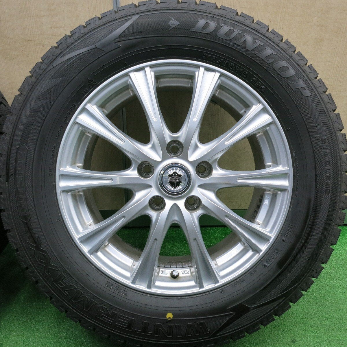 バリ溝！23年！キレイ！ほぼ10分★スタッドレス 215/65R16 ダンロップ ウインターマックス WM02 JOKER ジョーカー 16インチ PCD114.3/5H★4123006HAス