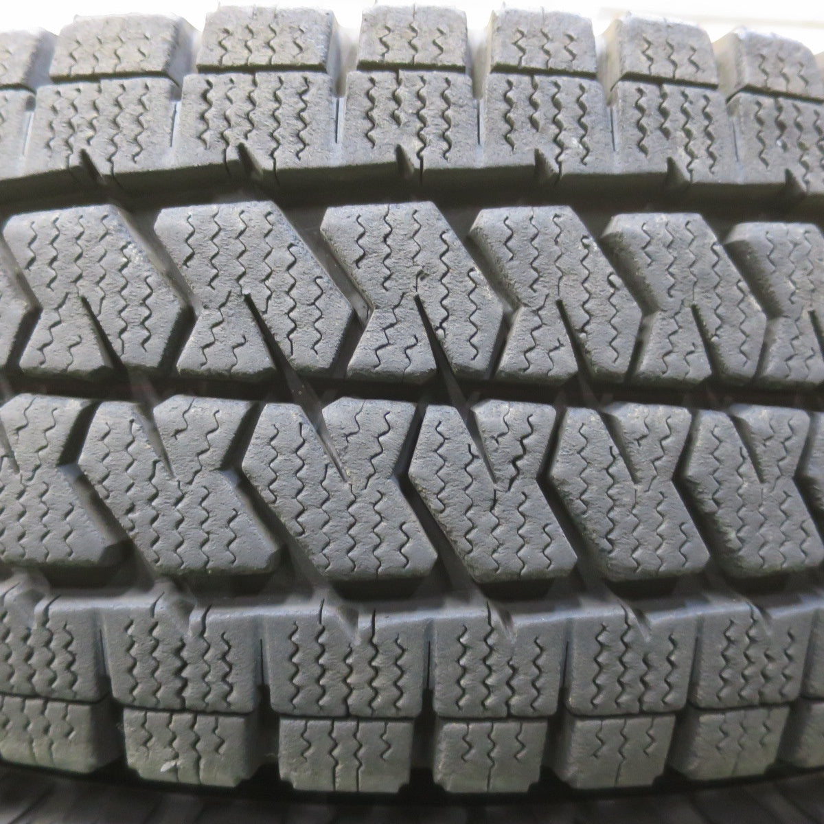 バリ溝！23年！9.5分◎スタッドレス 195/80R15 107/105N ブリヂストン ブリザック VL10 タイヤ 15インチ ハイエース キャラバン 等◎6101302イスタ
