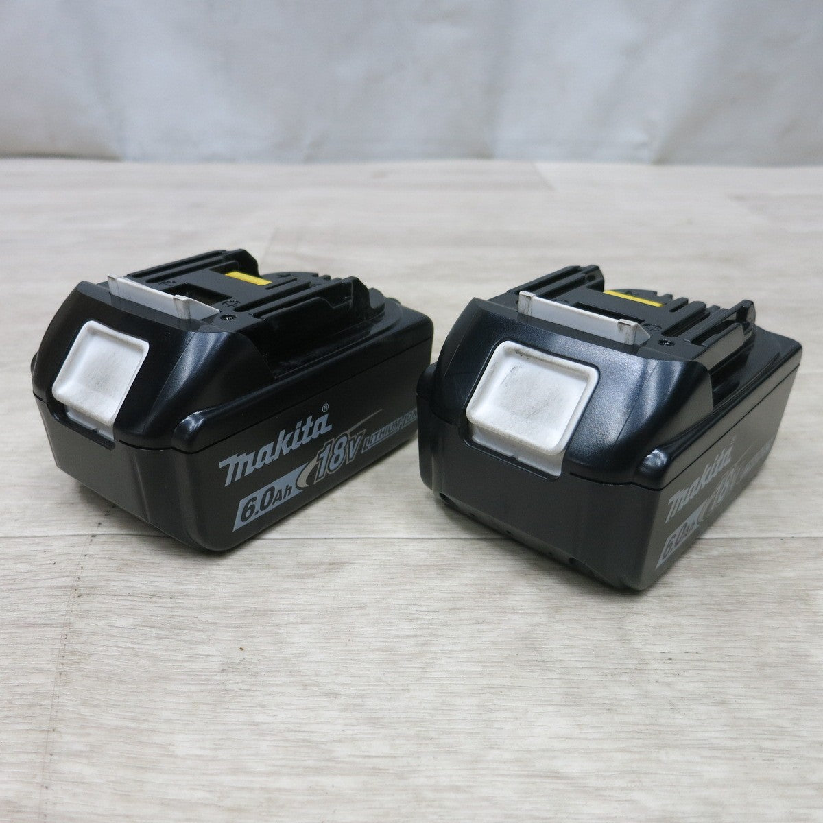 [送料無料] 美品!3点まとめ売り◆マキタ 7.2-18V用 急速 充電器 DC18RD / Li-ion リチウム イオン バッテリー 雪マーク BL1860B 2個 電動 工具◆