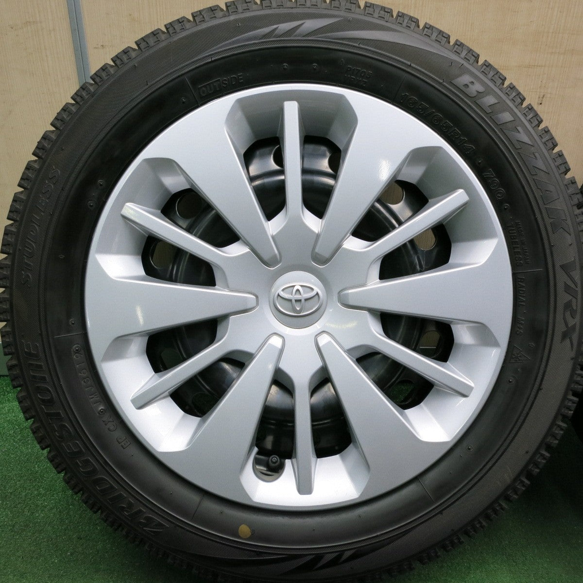 *送料無料* バリ溝！キレイ！8.5分★トヨタ タンク ルーミー 等 純正 スチール 165/65R14 スタッドレス ブリヂストン ブリザック VRX PCD100/4H★4042103HAス