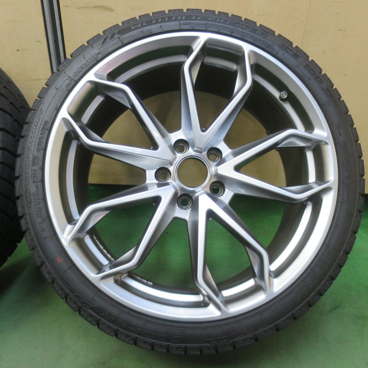 バリ溝！23年！キレイ！9.5分★ベンツ 等 245/35R19 275/35R19 スタッドレス クーパー WEATHER-MASTER ICE 100 社外 アルミ 19インチ PCD112/5H★6052701イス