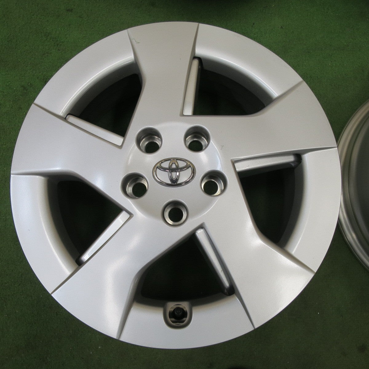 新車外し★トヨタ 30系 プリウス 純正 ホイール 15インチ 15×6J PCD100/5H★6020201NGホ