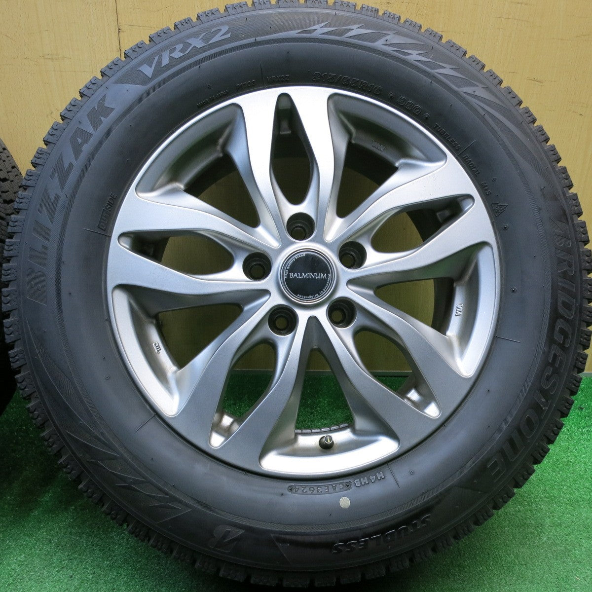 バリ溝！24年！キレイ！9.5分★スタッドレス 215/65R16 ブリヂストン ブリザック VRX2 BALMINUM DS-M バルミナ 16インチ PCD114.3/5H★5120601HAス
