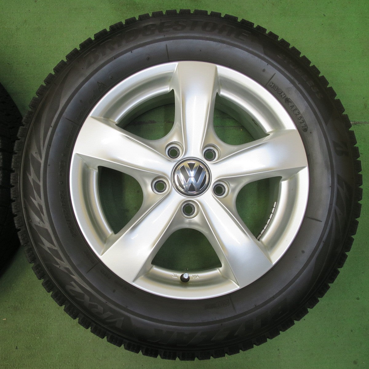 バリ溝！22年！キレイ！8.5分★ワーゲン 等 AGA TARGA 195/65R15 スタッドレス ブリヂストン ブリザック VRX2 15インチ PCD112/5H★5100606イス