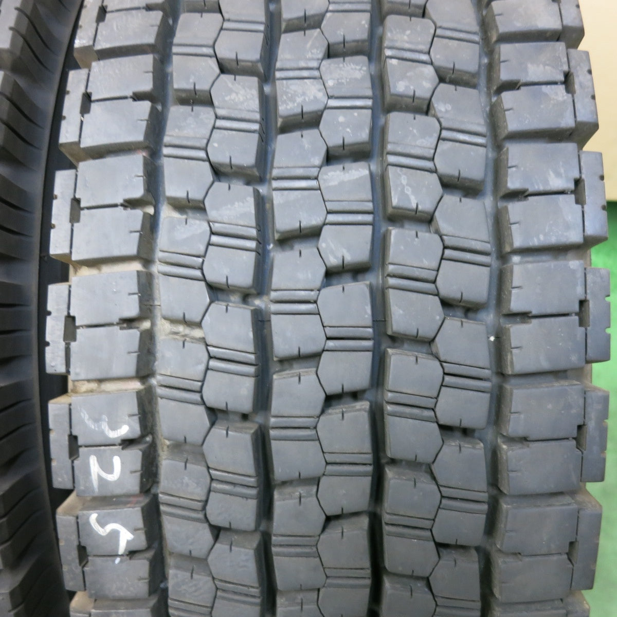 バリ溝！24年！9.5分！2本★トラック タイヤ 215/70R17.5 123/121J スタッドレス ブリヂストン W999 17.5インチ★5070411SYスタ