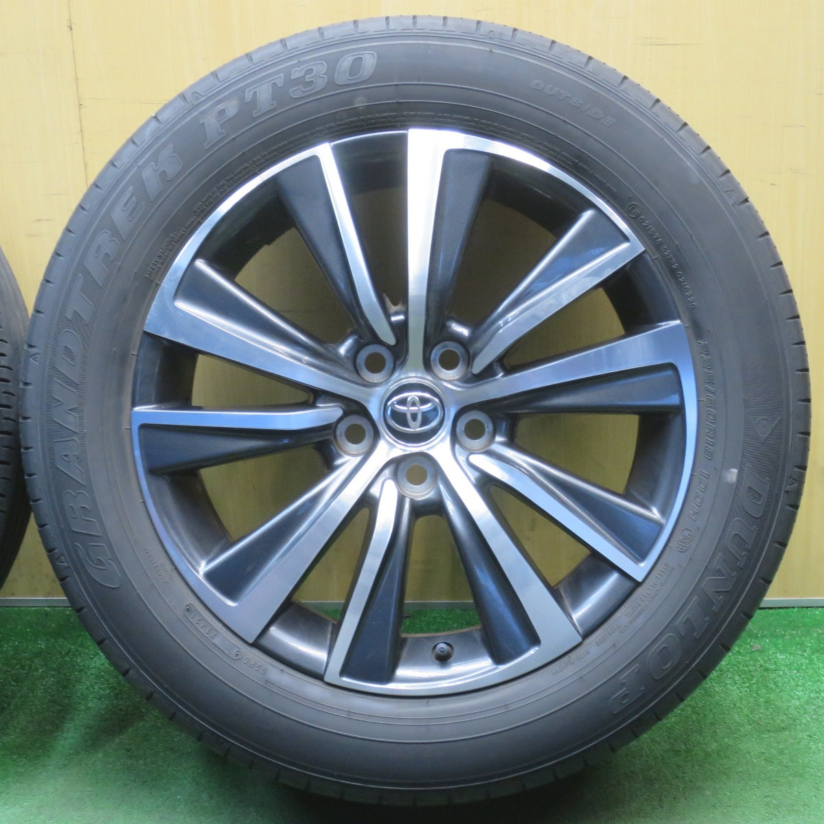 キレイ★トヨタ 80系 ハリアー Gグレード 純正 225/60R18 ダンロップ グラントレック PT30 18インチ PCD114.3/5H★6051804NJノ