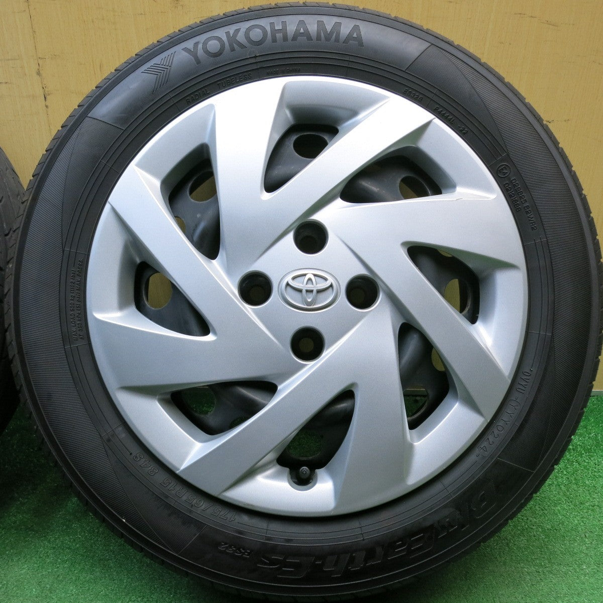 4本価格！24年★トヨタ アクア 純正 スチール 175/65R15 ヨコハマ BluEarth-ES ES32 15インチ PCD100/4H★6022807HAノ