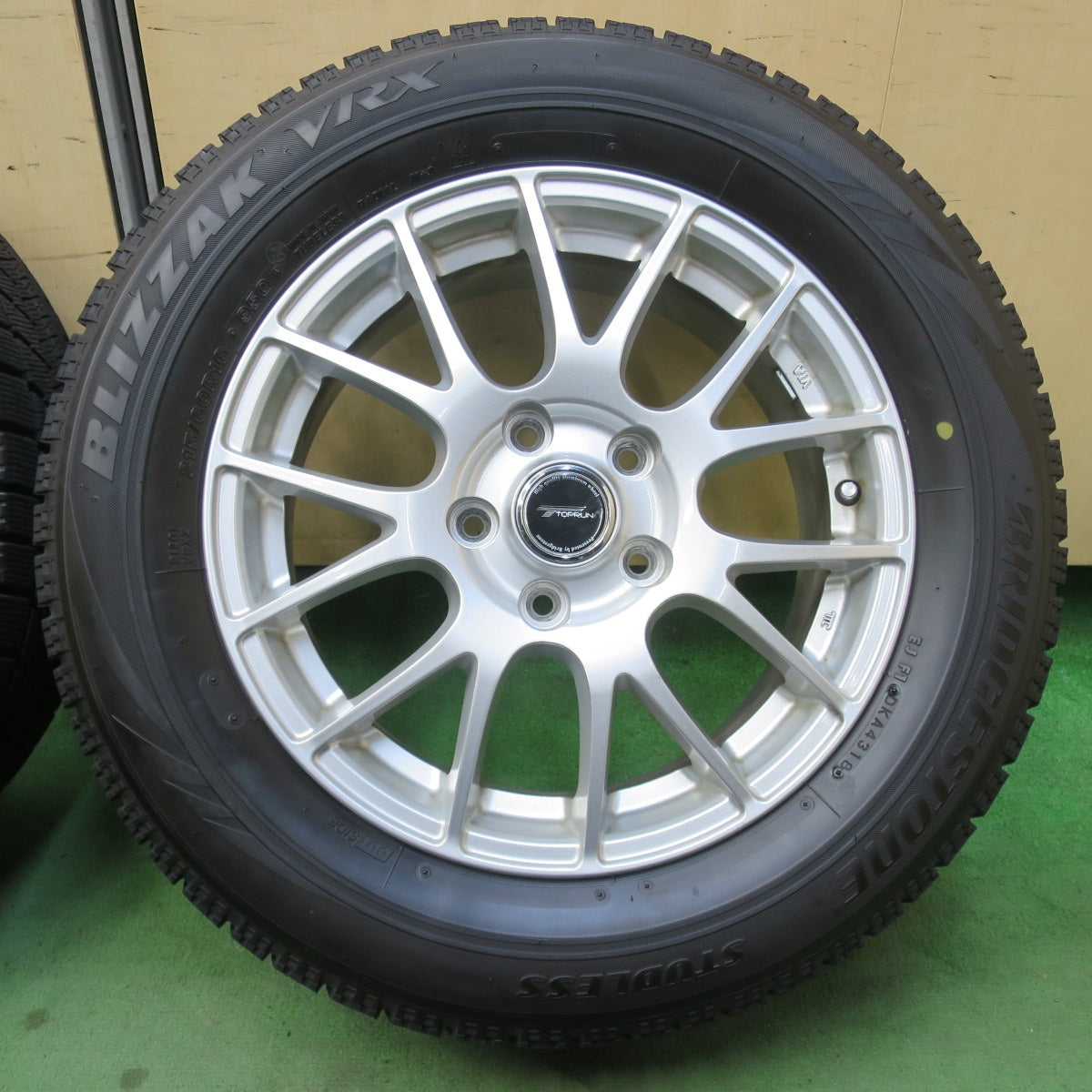 バリ溝！8.5分★スタッドレス 215/60R16 ブリヂストン ブリザック VRX TOPRUN トップラン 16インチ PCD114.3/5H★6011601イス