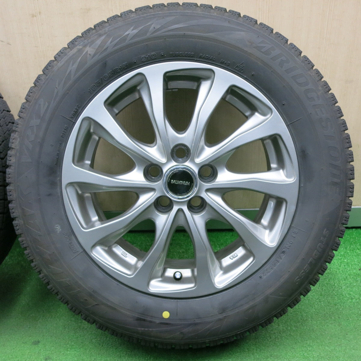 [送料無料] バリ溝！22年！キレイ！9.5分★プリウス 等 195/65R15 スタッドレス ブリヂストン ブリザック VRX2 BALMINUM バルミナ 15インチ PCD100/5H★5010701NJス