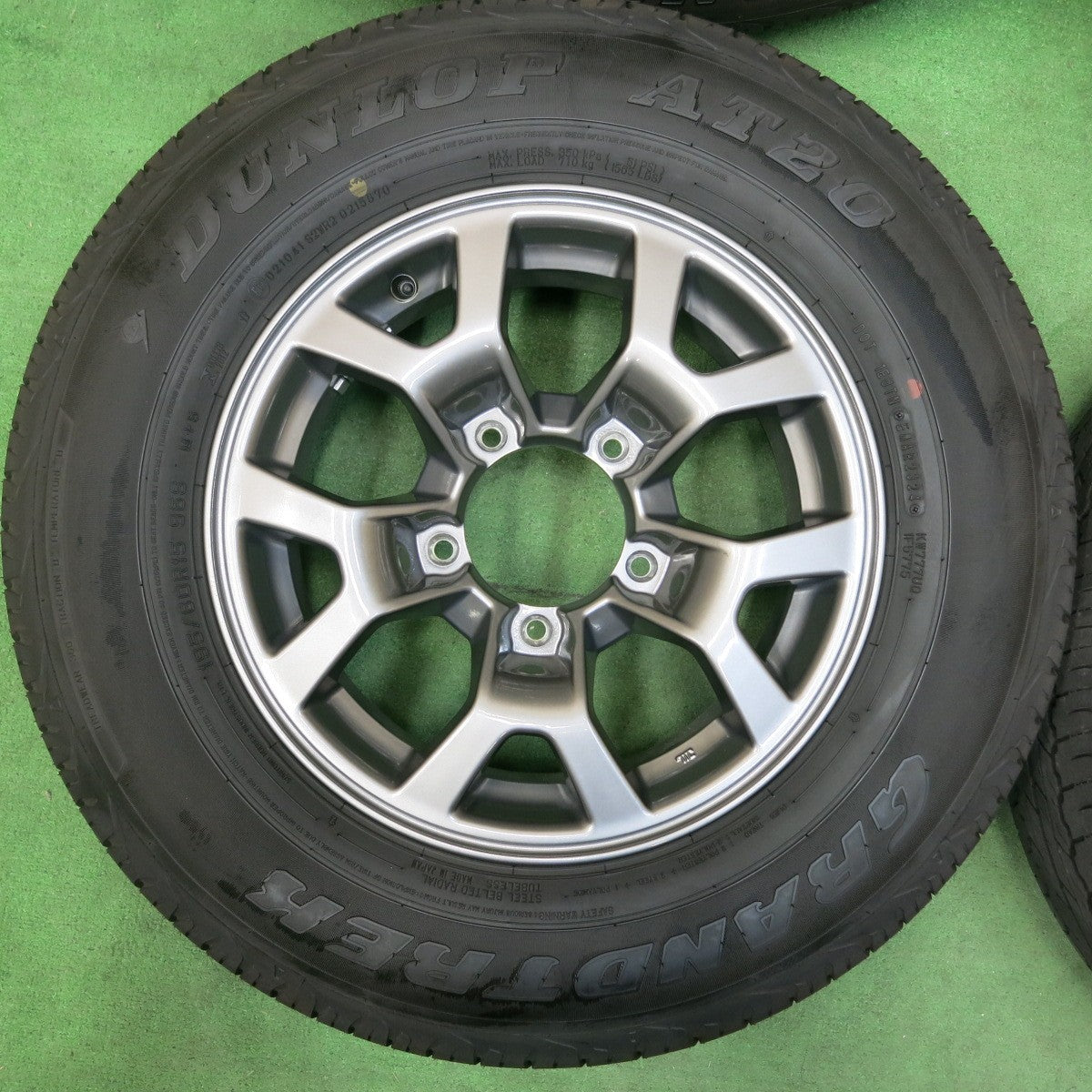 [送料無料] バリ溝！24年！キレイ！9.5分★スズキ JB74 ジムニー シエラ 純正 195/80R15 ダンロップ グラントレック AT20 15インチ PCD139.7/5H★4111205SYノ