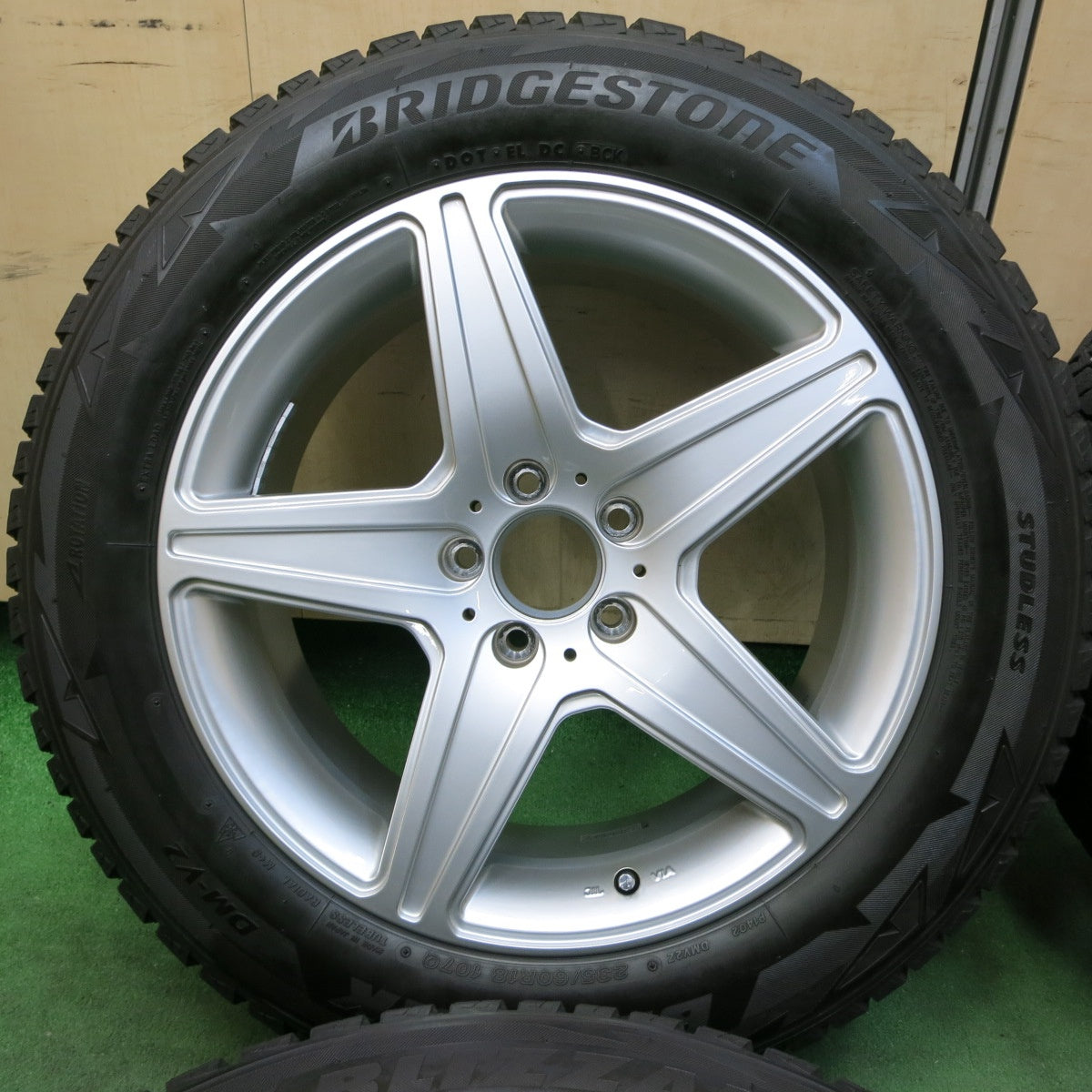 [送料無料] バリ溝！キレイ！8.5分★ベンツ アウディ 等 AGA Burg ブルグ 235/60R18 スタッドレス ブリヂストン ブリザック DM-V2 18インチ PCD112/5H★4112108SYス