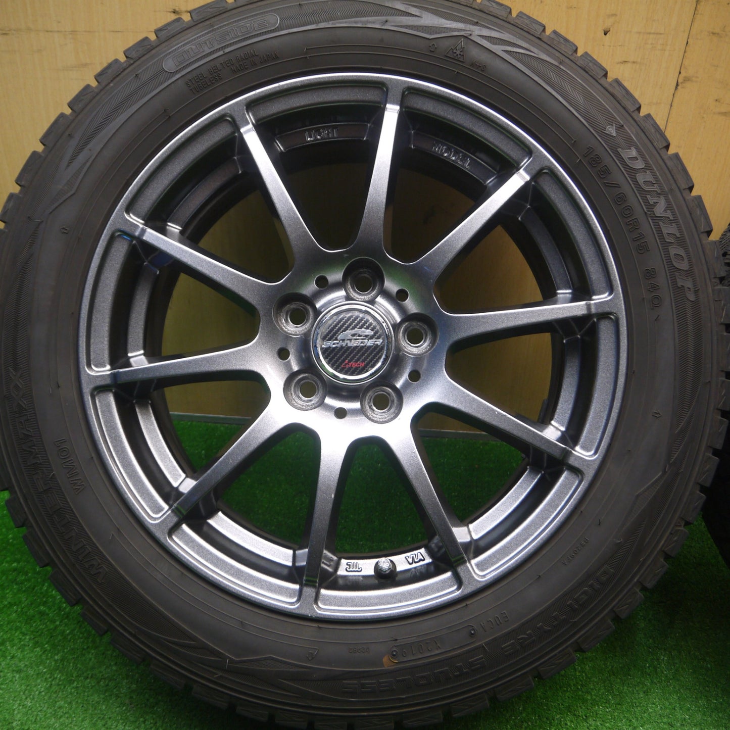 [送料無料] バリ溝！キレイ！9分★シエンタ等 185/60R15 スタッドレス ダンロップ ウインターマックス WM01 SCHNEIDER シュナイダー PCD100/5H★4103002Hス
