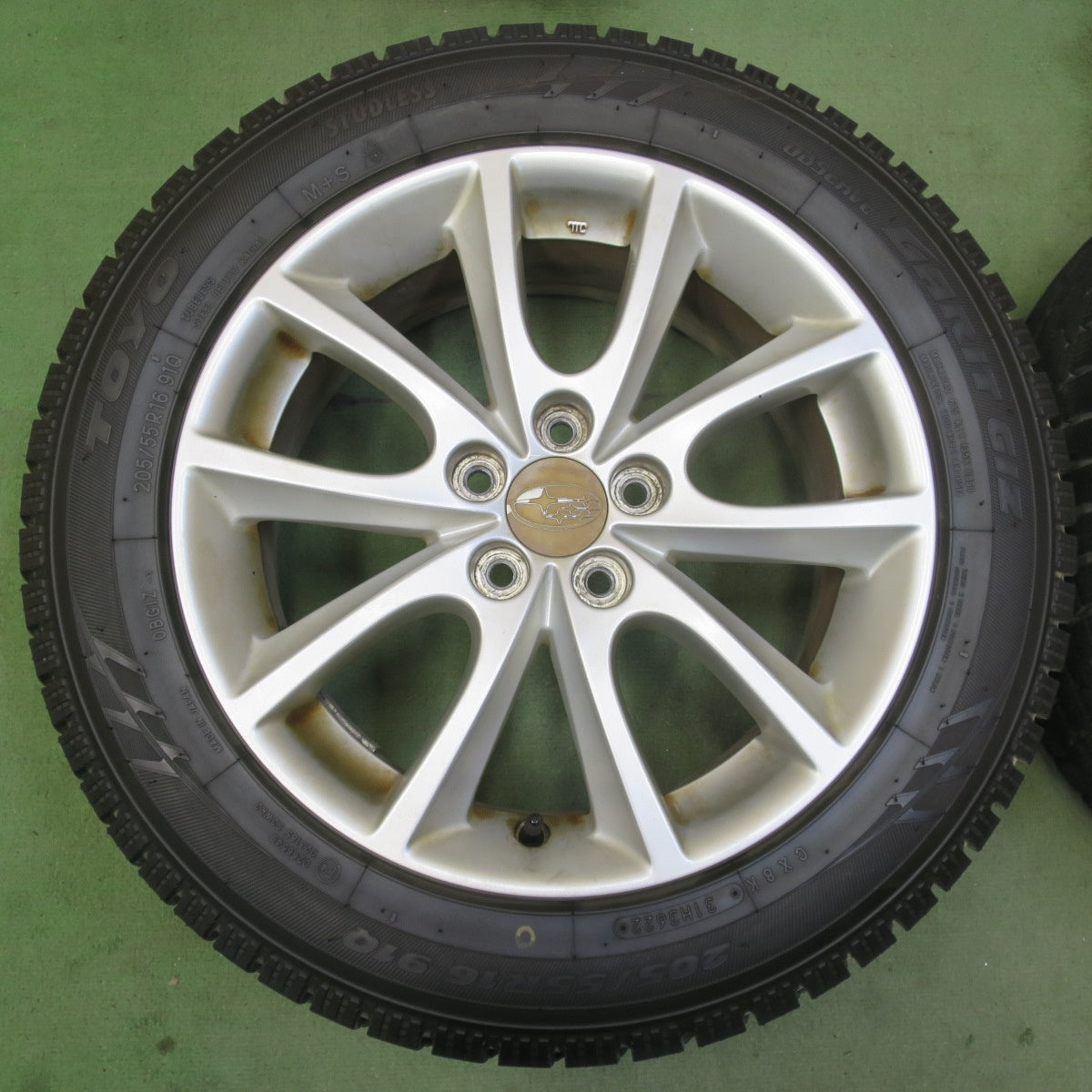 バリ溝！22年！9.5分以上◎スバル インプレッサ スポーツ 純正 205/55R16 スタッドレス トーヨー オブザーブ ガリット GIZ 16インチ PCD100/5H◎6082403イス