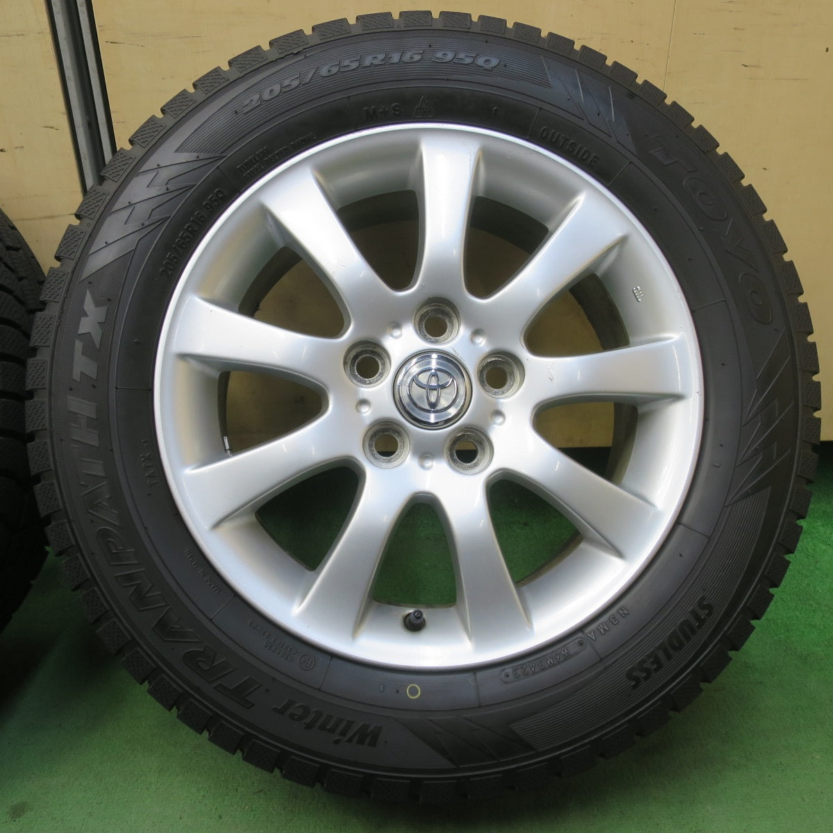 バリ溝！23年！9.5分以上★トヨタ ウィンダム 純正 205/65R16 スタッドレス トーヨー ウインター トランパス TX 16インチ PCD114.3/5H★6011905イス