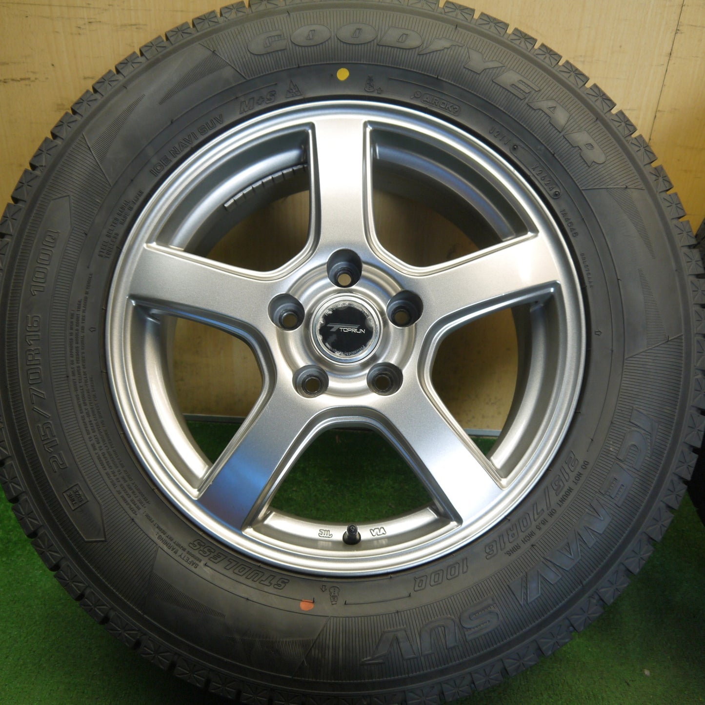 ほぼ未使用！24年！キレイ◎スタッドレス 215/70R16 グッドイヤー アイスナビ SUV TOPRUN トップラン 16インチ PCD114.3/5H◎6062306Hス
