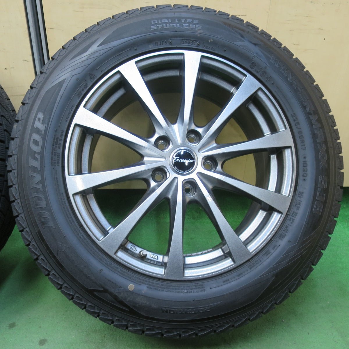 バリ溝！キレイ！9分★スタッドレス 225/65R17 ダンロップ ウインターマックス SJ8 SJ8+ Exceeder エクシーダー 17インチ PCD114.3/5H★5123102イス