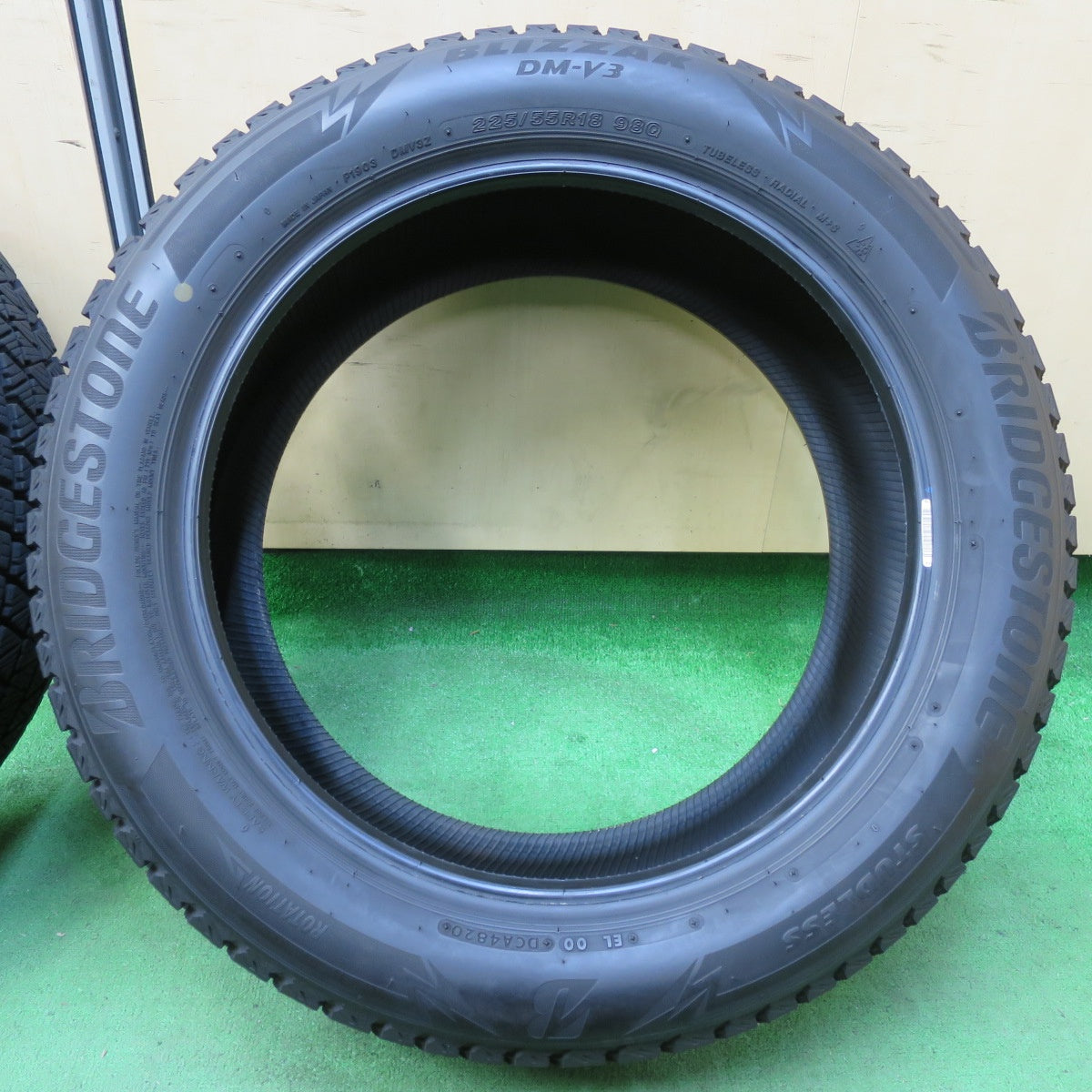 [送料無料] バリ溝！20年！9分★スタッドレス 225/55R18 ブリヂストン ブリザック DM-V3 タイヤ 18インチ フォレスター デリカ 等★4110502イスタ