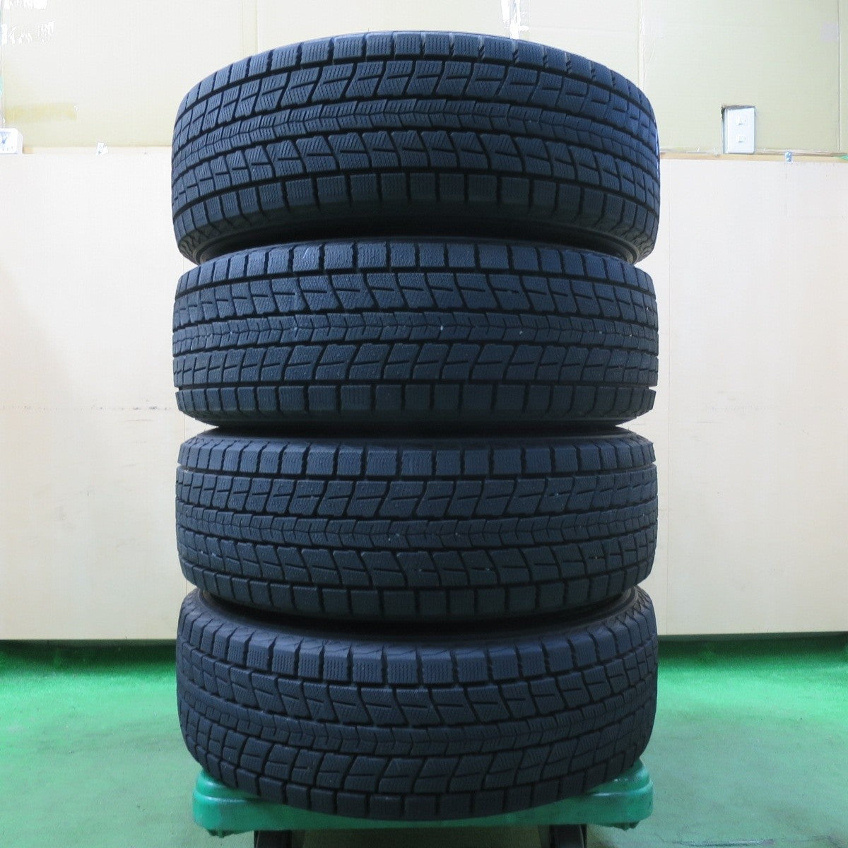 バリ溝！23年！ほぼ10分★スタッドレス 215/60R17 ダンロップ ウインターマックス SJ8 SJ8+ Aphrodite アフロディーテ 17インチ PCD114.3/5H★5012808イス
