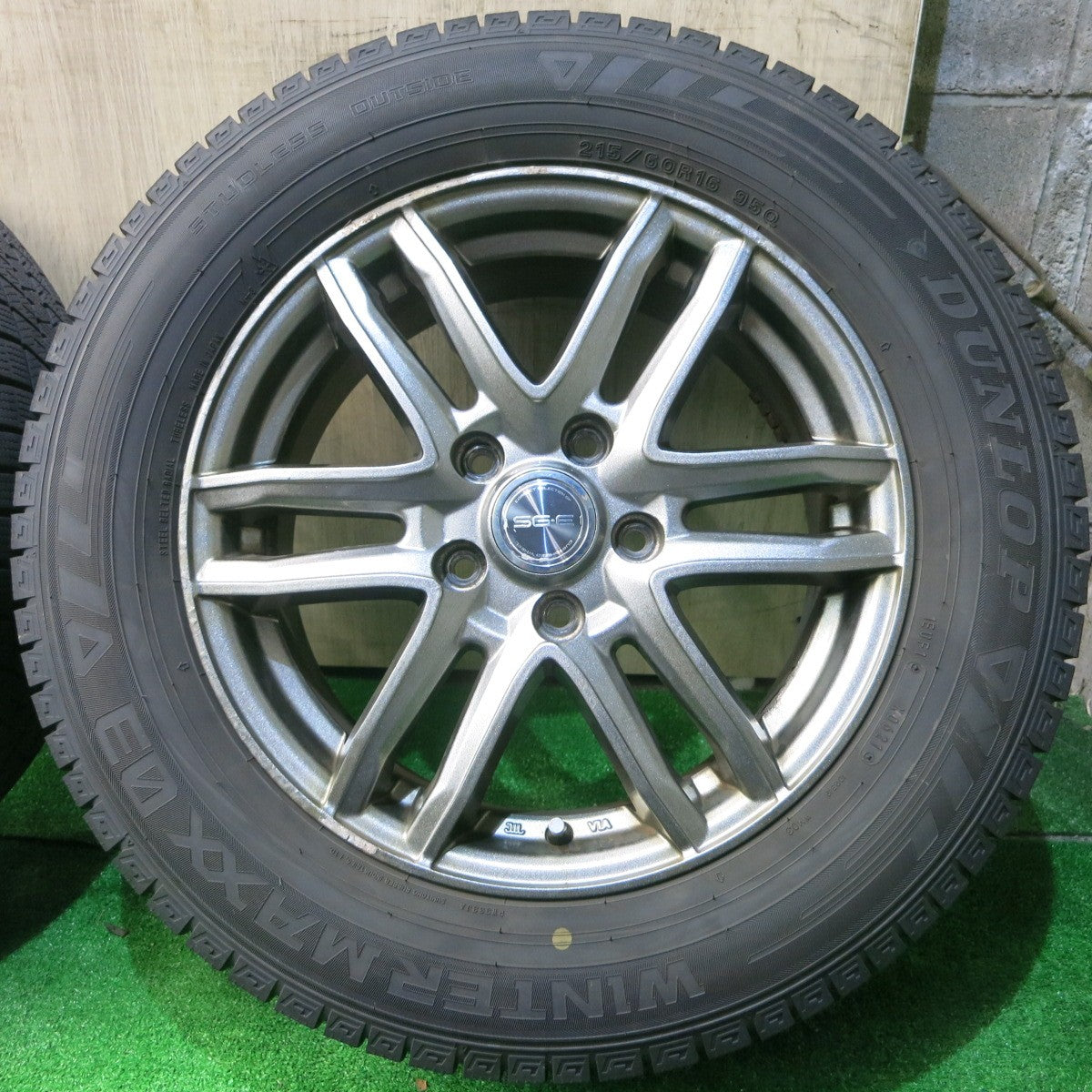 バリ溝！21年！9.5分★スタッドレス 215/60R16 ダンロップ ウインターマックス 03 SG-E 16インチ PCD114.3/5H★5051606NJス