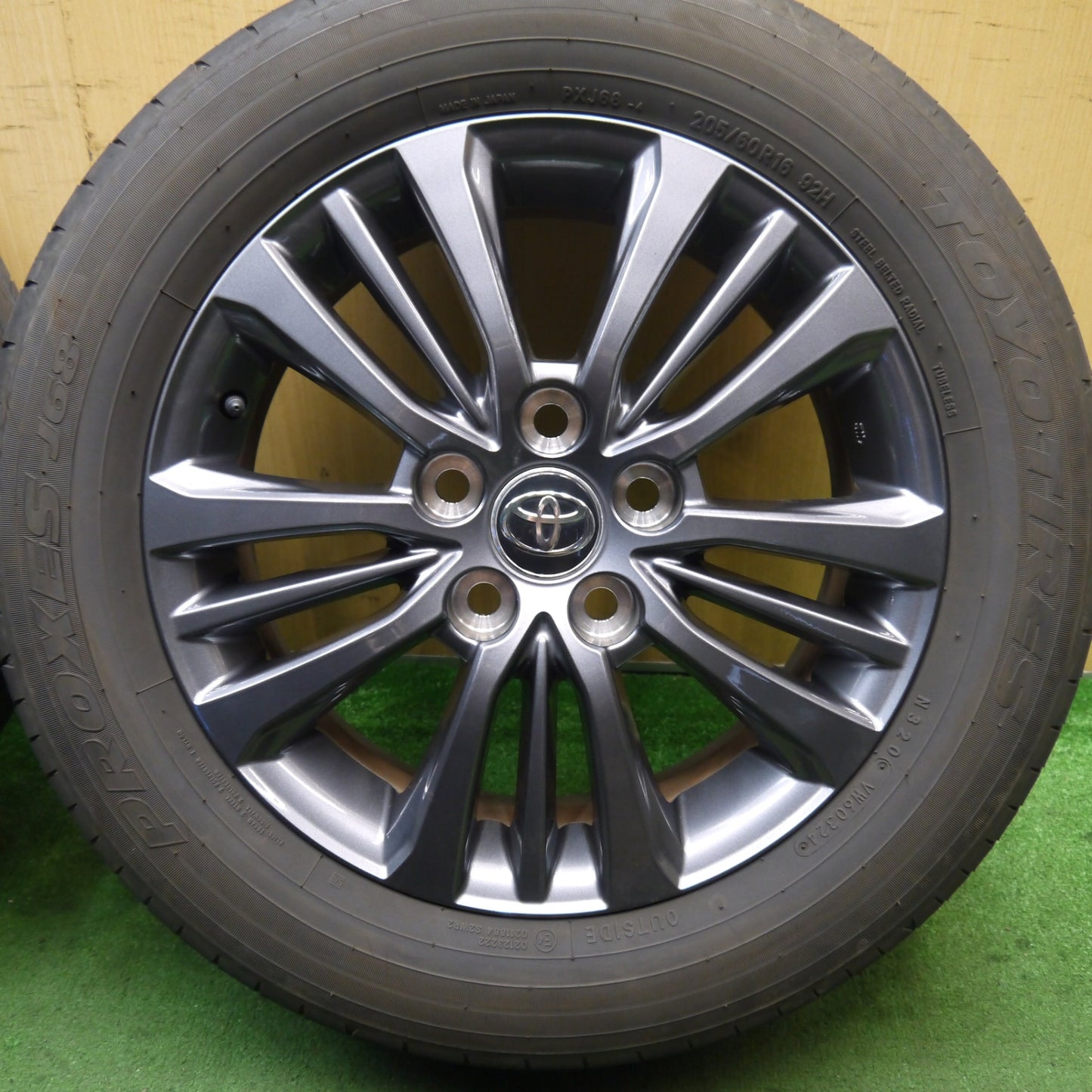キレイ！24年★トヨタ 90系 ノア ヴォクシー 純正 205/60R16 トーヨー プロクセス J68 16インチ PCD114.3/5H★5072505Hノ