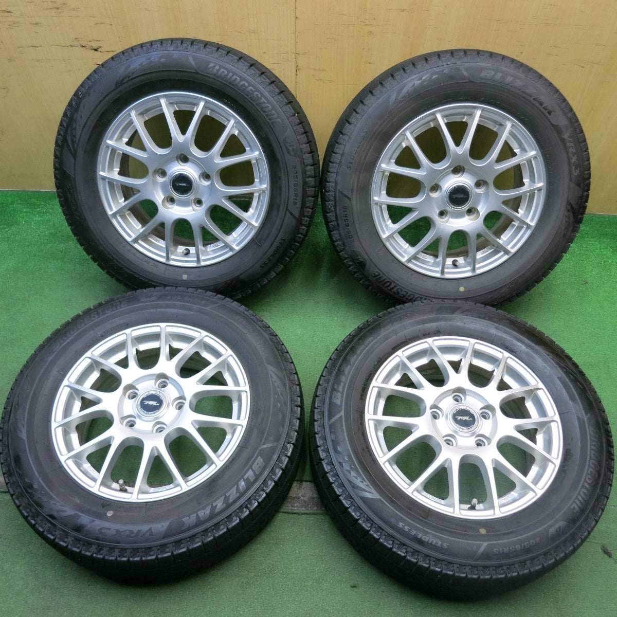 バリ溝！22年！キレイ！9.5分★スタッドレス 205/65R15 ブリヂストン ブリザック VRX3 TOPRUN トップラン 15インチ PCD114.3/5H★5062810HAス