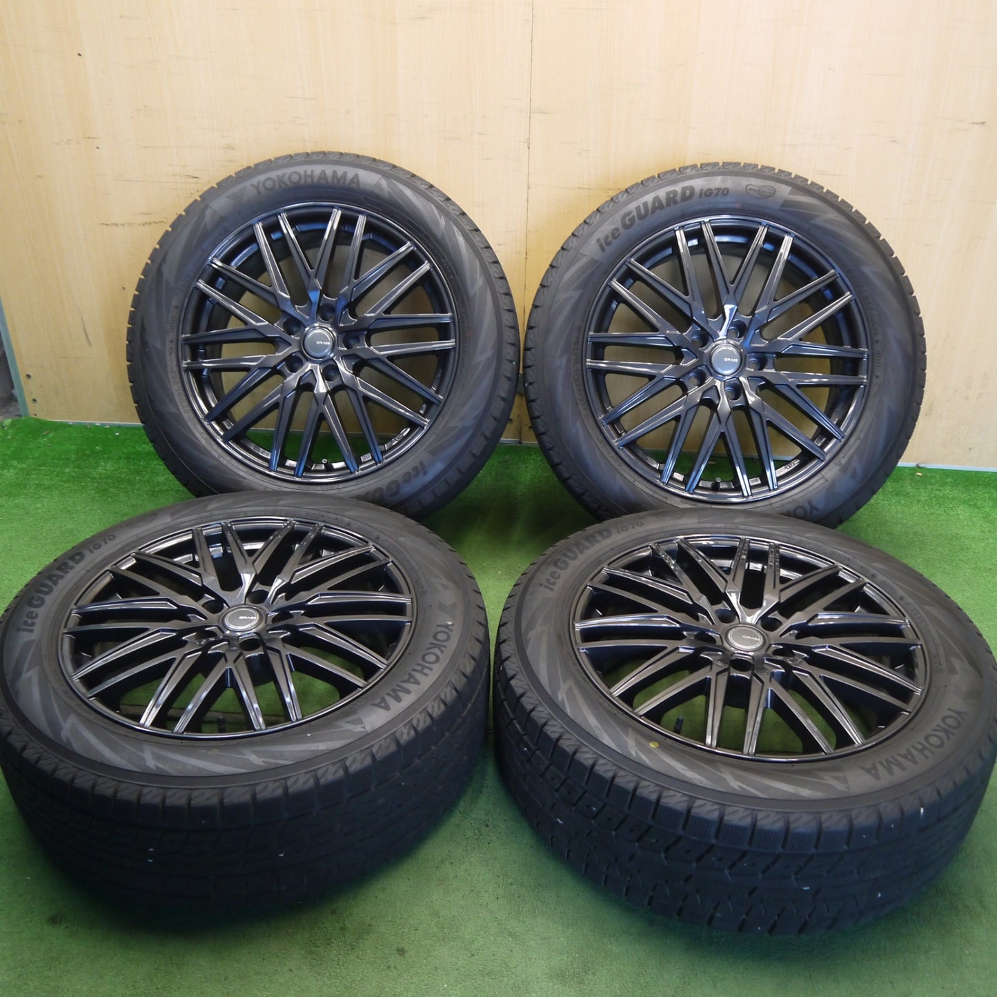 バリ溝！24年！キレイ！9.5分以上◎クラウンセダン 等 235/55R19 スタッドレス ヨコハマ アイスガード iG70 GRASS グラス 19インチ PCD120/5H◎6063004Hス