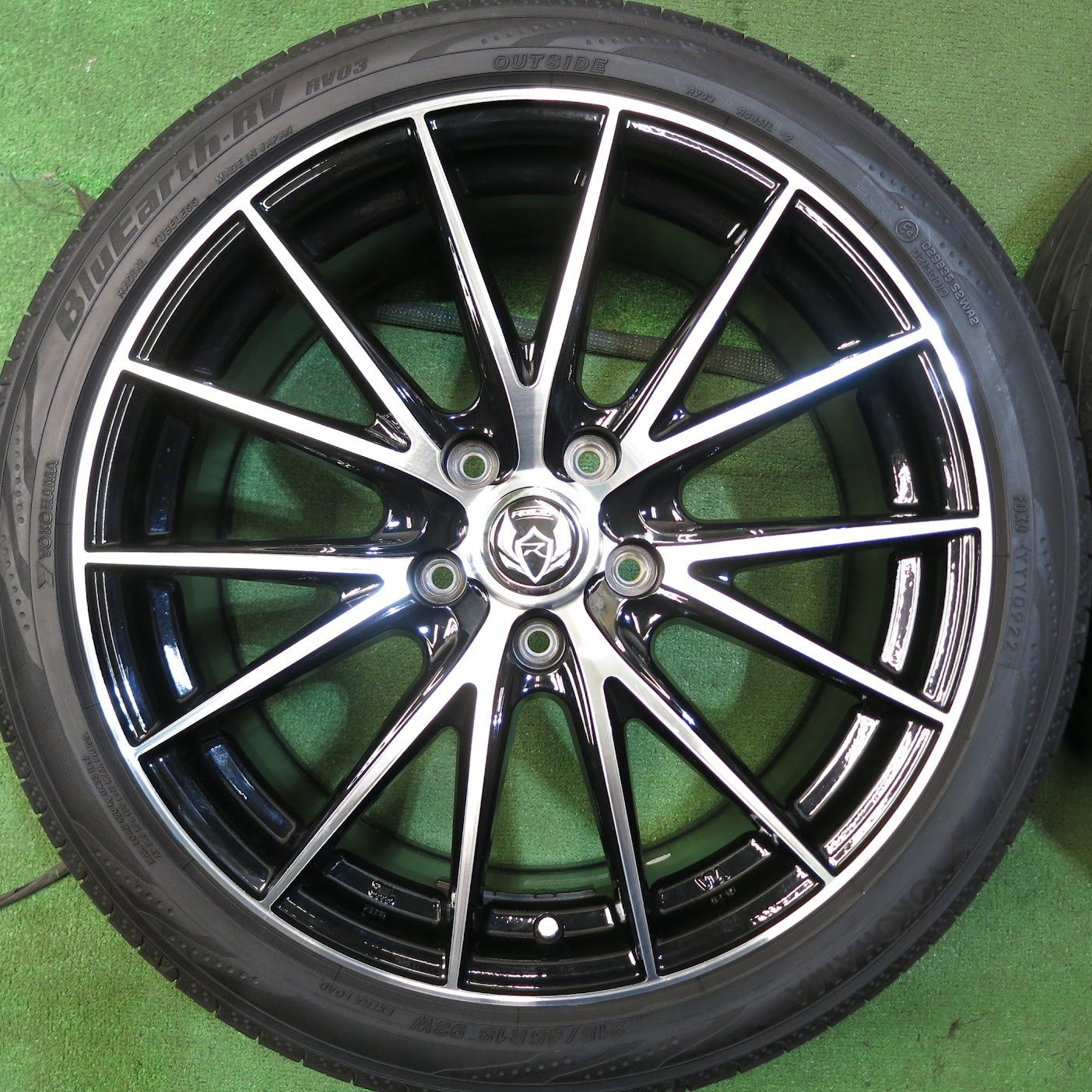 *送料無料* バリ溝！22年！9分★215/45R18 ヨコハマ BluEarth-RV RV03 RiZLEY ライツレー 18インチ PCD114.3/5H★3052302Hノ