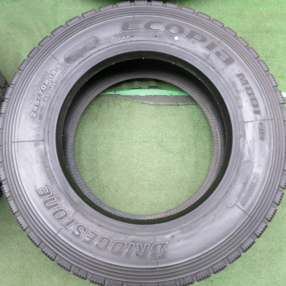 *送料無料* 新車外し！22年！ほぼ未使用★トラック タイヤ 245/70R19.5 136/134J ブリヂストン エコピア M801Ⅱ ミックス 19.5インチ★4071001HAノタ