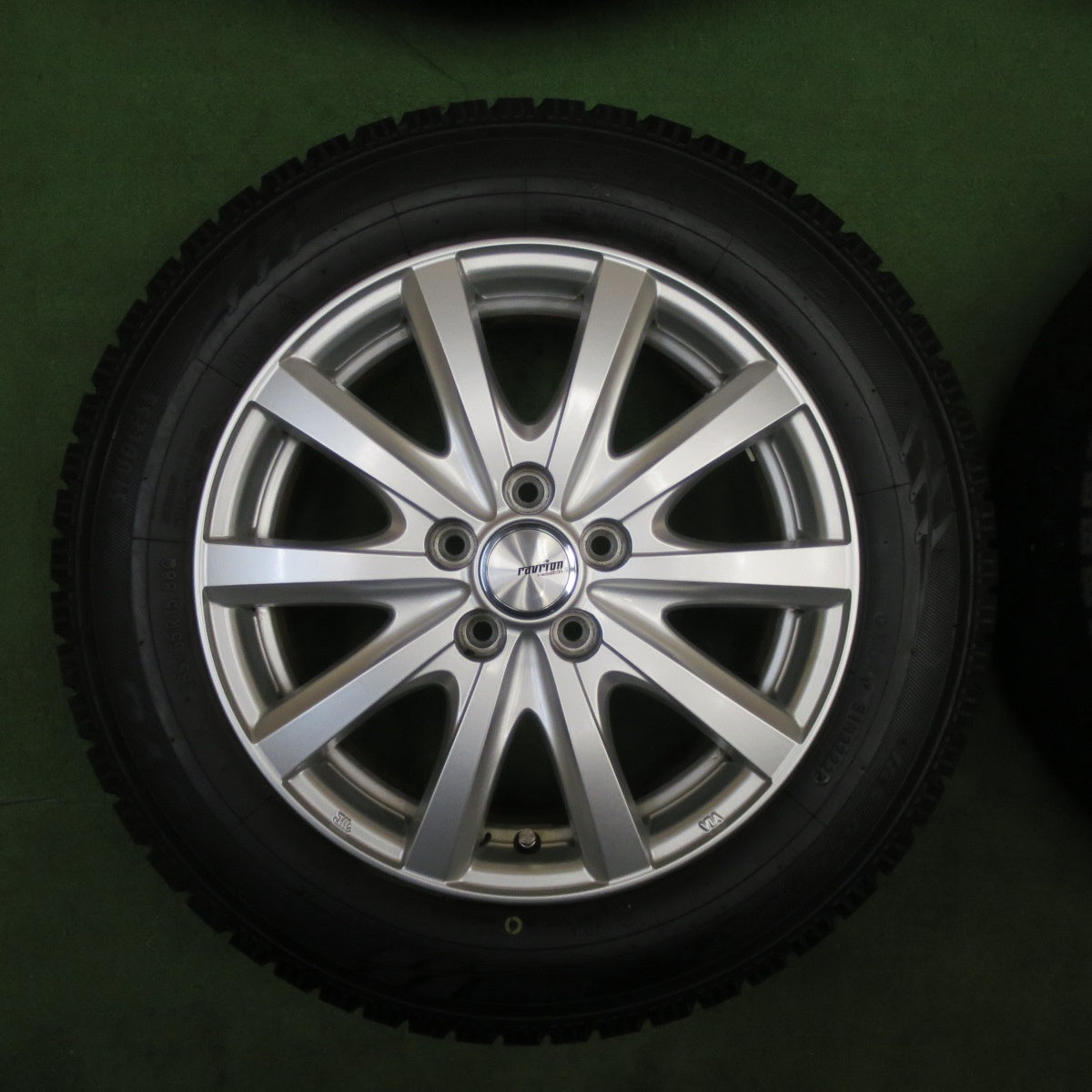 バリ溝！22年！キレイ！9.5分★シエンタ 等 185/65R15 スタッドレス トーヨー オブザーブ ガリット GIZ ravrion RS01 ラブリオン 15インチ PCD100/5H★6021502TTス