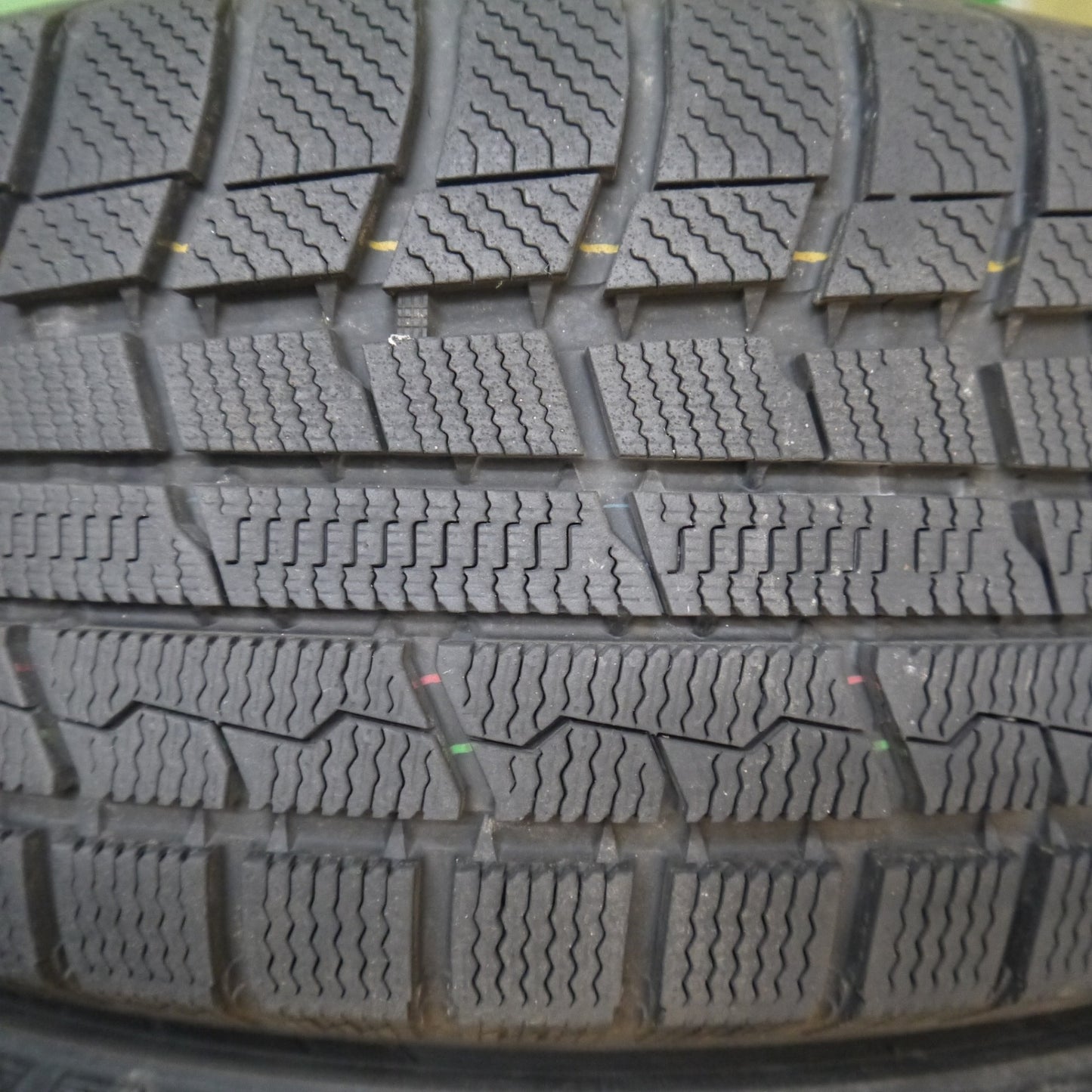 バリ溝！23年！キレイ！9.5分以上★スタッドレス 205/65R15 トーヨー ウインター トランパス TX Exceeder エクシーダー 15インチ PCD114.3/5H★5121503Hス