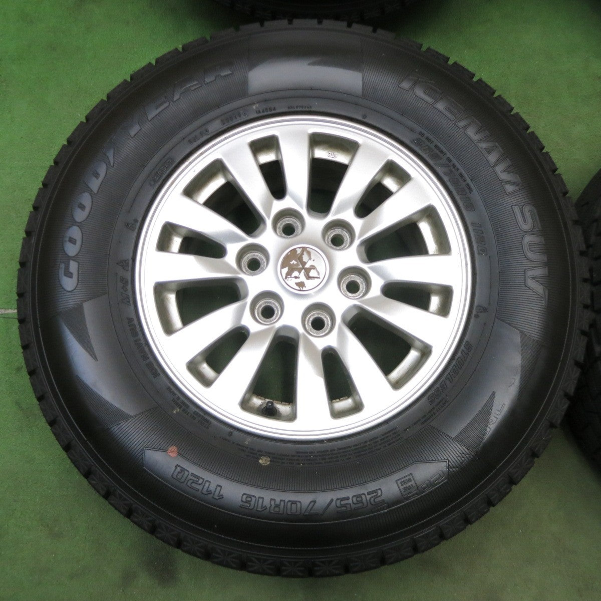 バリ溝！9.5分★三菱 パジェロ 純正 265/70R16 スタッドレス グッドイヤー アイスナビ SUV 16インチ PCD139.7/6H★6012807ナス