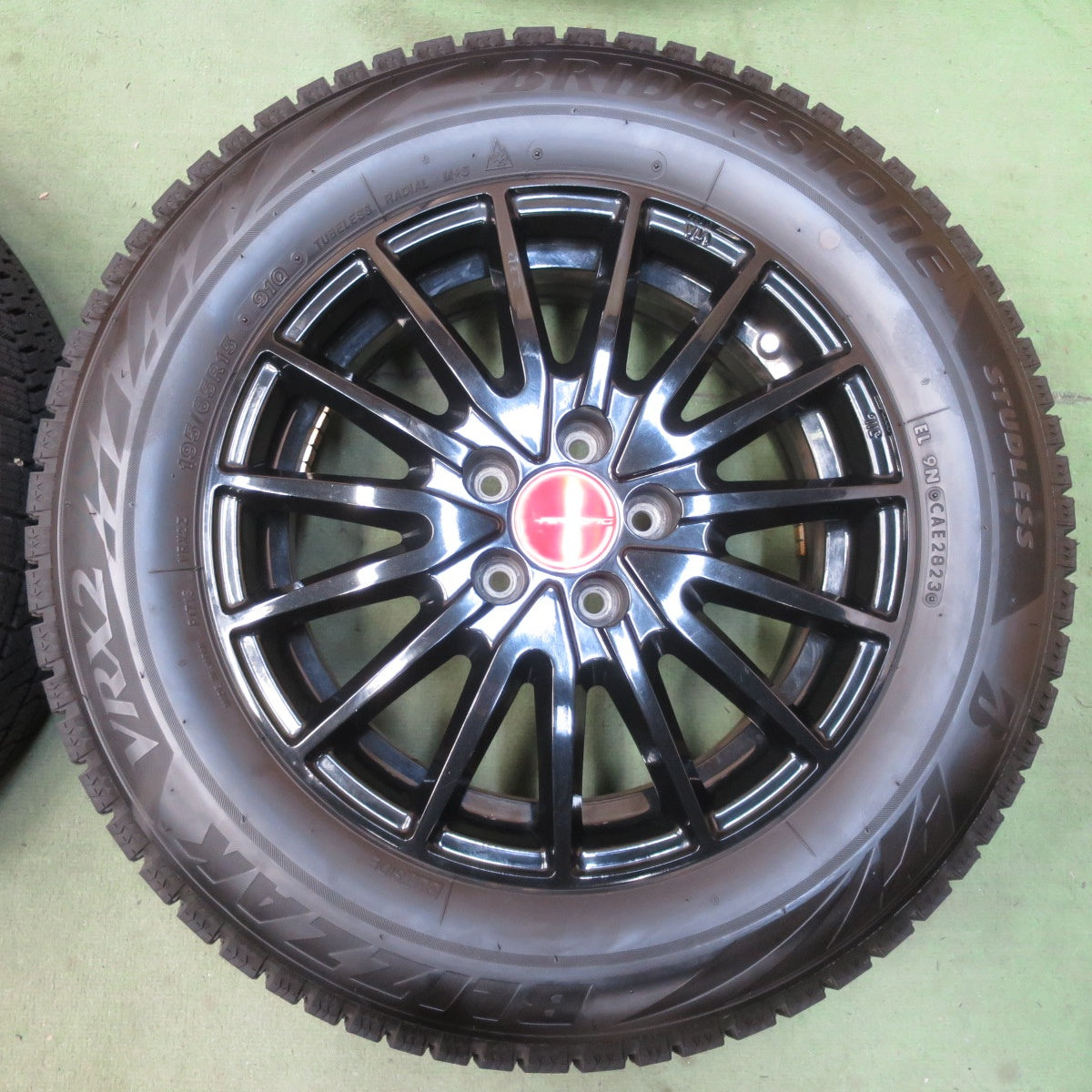 バリ溝！23年！キレイ！9.5分★プリウス 等 195/65R15 スタッドレス ブリヂストン ブリザック VRX2 AIRBERG エアベルグ 15インチ PCD100/5H★6060904イス