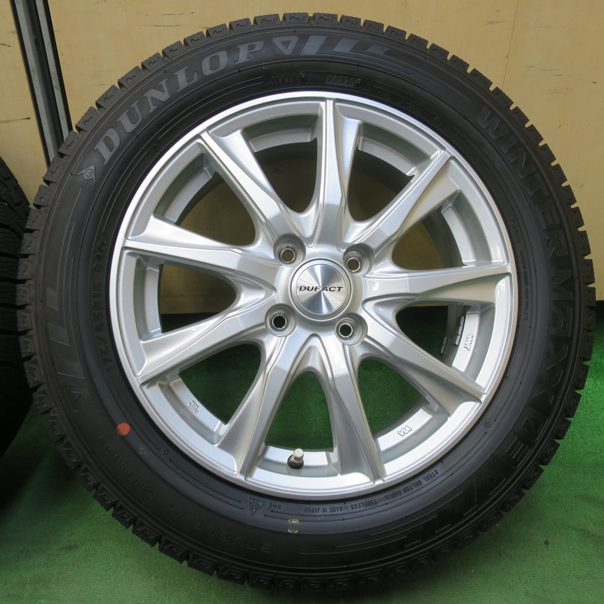 バリ溝！キレイ！ほぼ10分★スタッドレス 175/65R15 ダンロップ ウインターマックス 03 DUFACT デュファクト 15インチ PCD100/4H★5102406イス