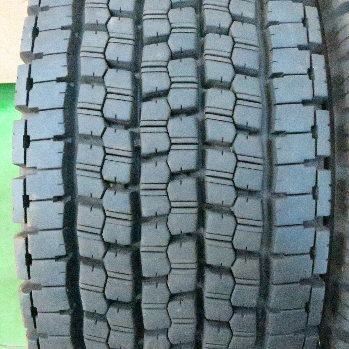バリ溝！23年！9.5分★トラック タイヤ 245/70R19.5 136/134J スタッドレス ブリヂストン W999 19.5インチ★4050412ナス